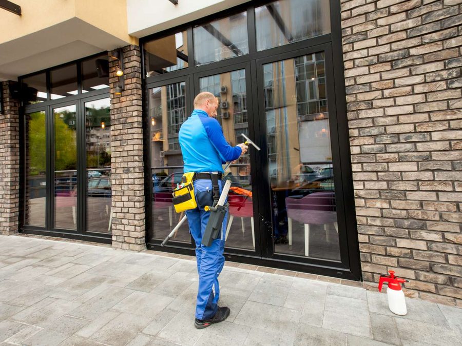 Fensterputzer für Gewerbekunden in Lüneburg